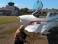 Nordsee 2017 Joerg (14)  Angekommen am Flugplatz Wangerooge, sichern des Flugzeuges, wir bleiben ber Nacht